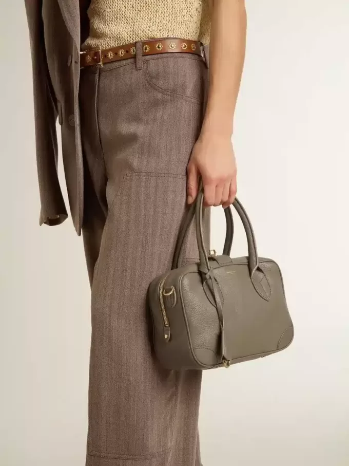 Bolso Vita en piel verde salvia con detalles dorados Bolso Vita en piel verde salvia con detalles dorados
