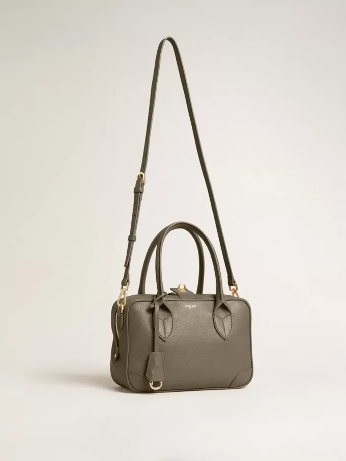 Bolso Vita en piel verde salvia con detalles dorados Bolso Vita en piel verde salvia con detalles dorados