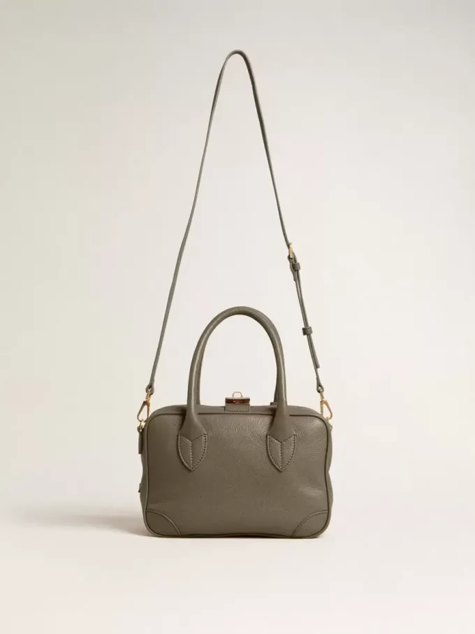 Bolso Vita en piel verde salvia con detalles dorados Bolso Vita en piel verde salvia con detalles dorados