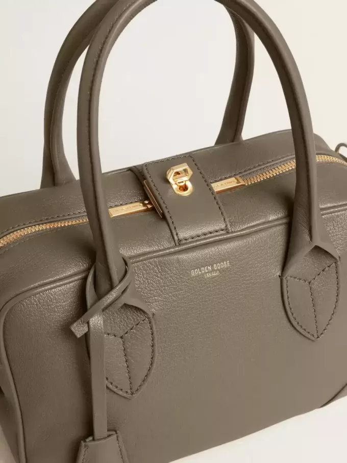 Bolso Vita en piel verde salvia con detalles dorados Bolso Vita en piel verde salvia con detalles dorados