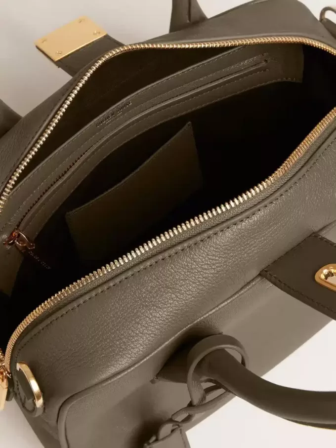 Bolso Vita en piel verde salvia con detalles dorados Bolso Vita en piel verde salvia con detalles dorados