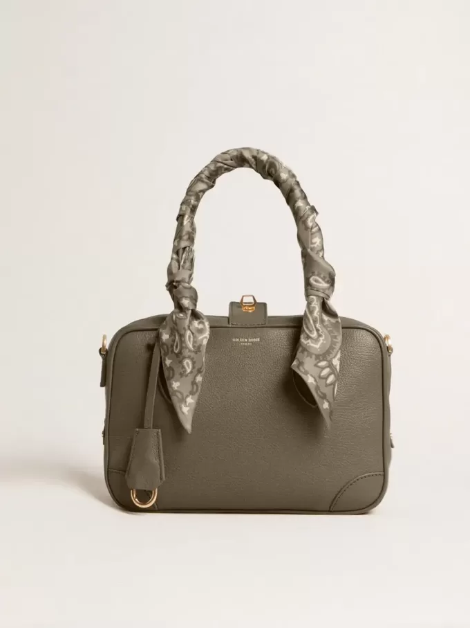 Bolso Vita en piel verde salvia con detalles dorados Bolso Vita en piel verde salvia con detalles dorados