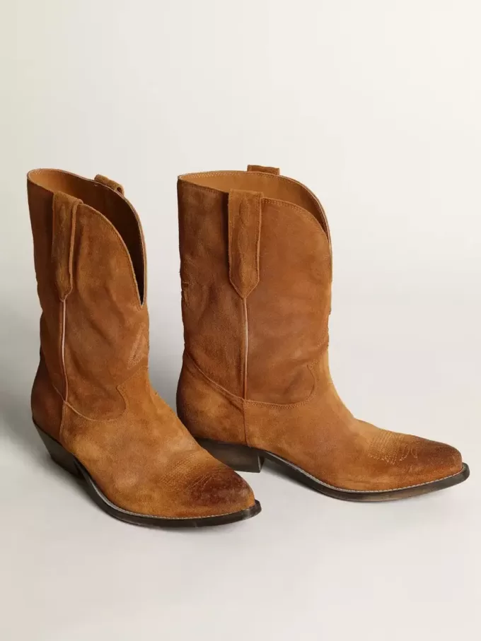 Botas bajas de mujer en ante color tabaco con estrella incrustada Botas bajas de mujer en ante color tabaco con estrella incrustada
