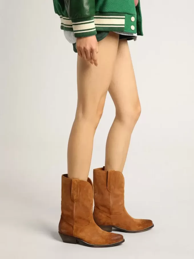 Botas bajas de mujer en ante color tabaco con estrella incrustada Botas bajas de mujer en ante color tabaco con estrella incrustada
