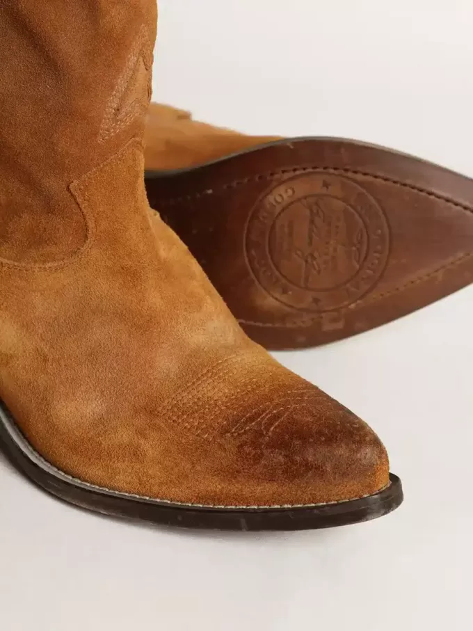 Botas bajas de mujer en ante color tabaco con estrella incrustada Botas bajas de mujer en ante color tabaco con estrella incrustada