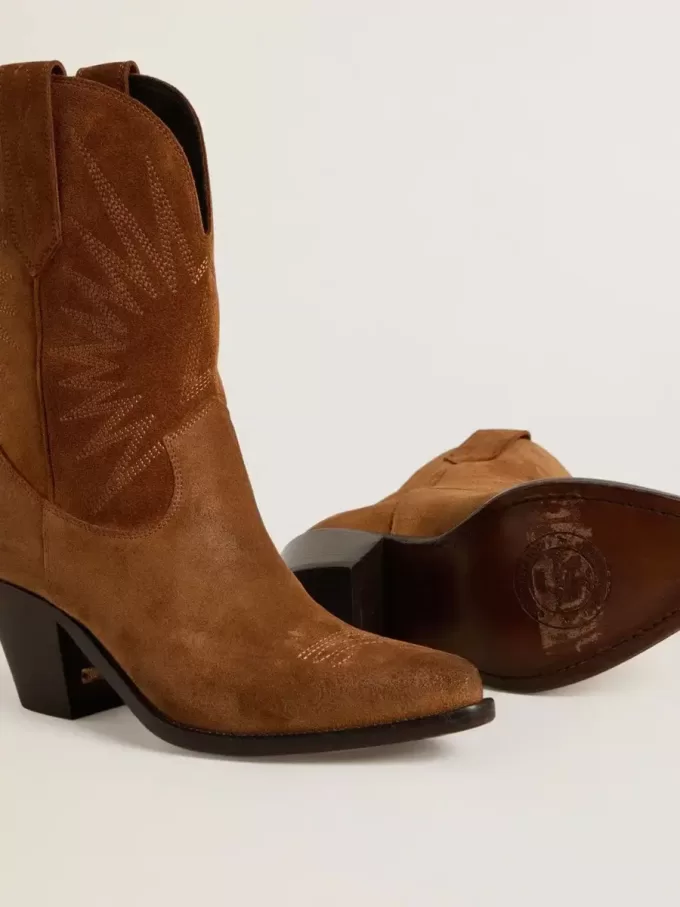 Botas bajas Wish Star para mujer en ante color coñac con bordado de estrellas Botas bajas Wish Star para mujer en ante color coñac con bordado de estrellas