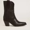 Botas bajas Wish Star para mujer en piel negra con bordado de estrellas. Botas bajas Wish Star para mujer en piel negra con bordado de estrellas.