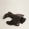 Botas de mujer de piel negra con abrazadera en el talón Botas de mujer de piel negra con abrazadera en el talón