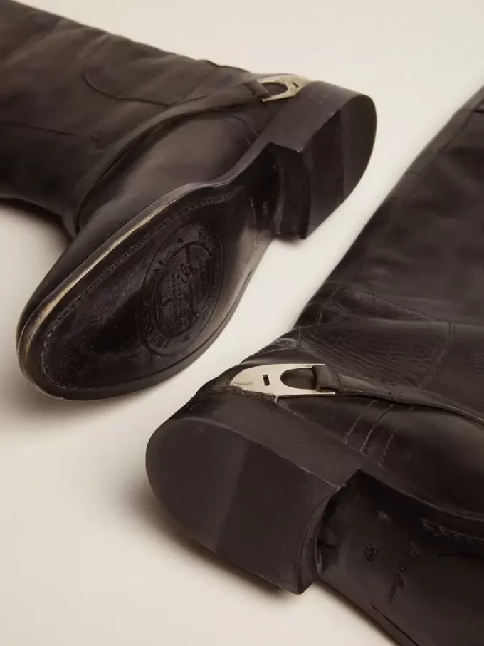 Botas de mujer de piel negra con abrazadera en el talón Botas de mujer de piel negra con abrazadera en el talón