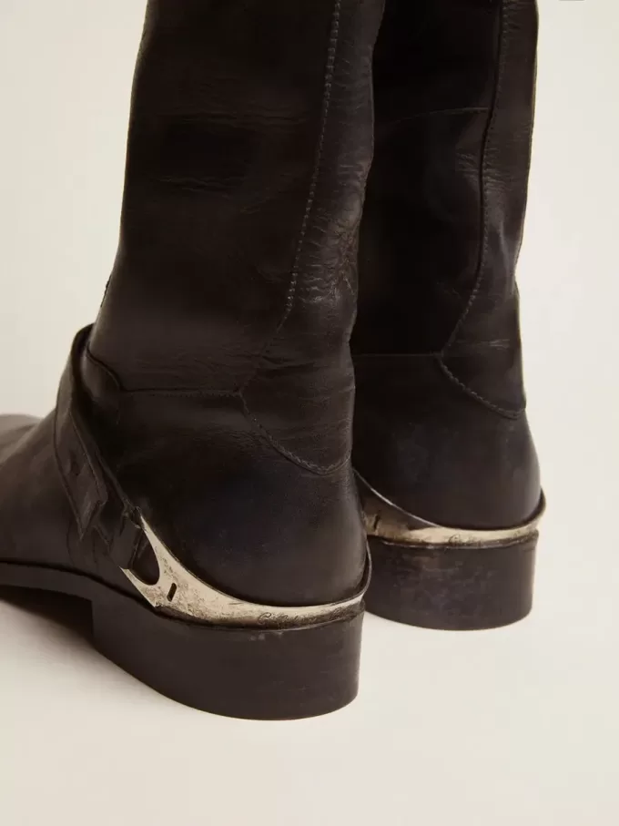 Botas de mujer de piel negra con abrazadera en el talón Botas de mujer de piel negra con abrazadera en el talón