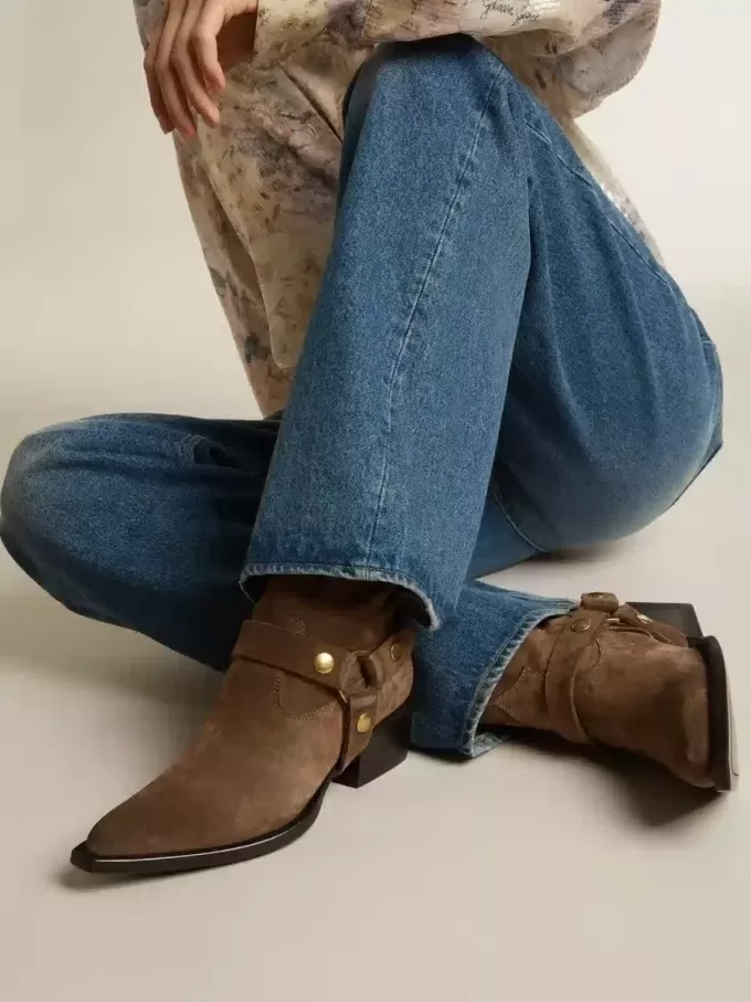 Botas Debbie bajas en ante gris paloma con hebilla extraíble Botas Debbie bajas en ante gris paloma con hebilla extraíble