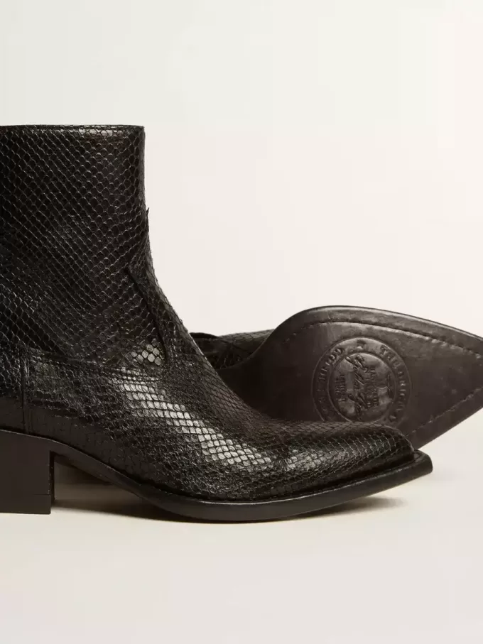 Botas Debbie bajas en piel negra con estampado de serpiente Botas Debbie bajas en piel negra con estampado de serpiente
