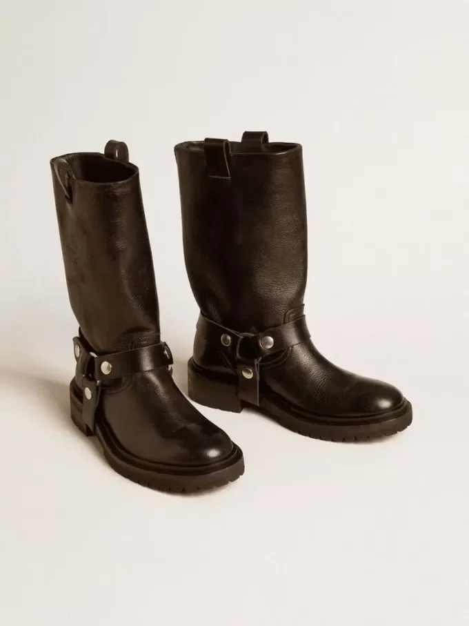 Botas Kurt de piel negra brillante con hebilla y tachuelas plateadas Botas Kurt de piel negra brillante con hebilla y tachuelas plateadas