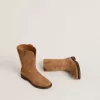 Botas Wish Junior en ante camel con bordado de estrellas Botas Wish Junior en ante camel con bordado de estrellas