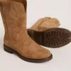 Botas Wish Junior en ante camel con bordado de estrellas Botas Wish Junior en ante camel con bordado de estrellas