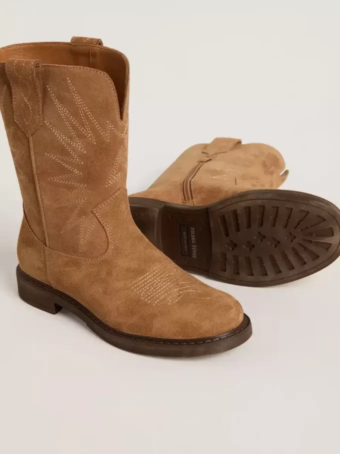 Botas Wish Junior en ante camel con bordado de estrellas Botas Wish Junior en ante camel con bordado de estrellas