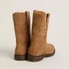 Botas Wish Junior en ante camel con bordado de estrellas Botas Wish Junior en ante camel con bordado de estrellas