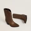 Botas Wish Star en piel gris paloma con detalles de incrustaciones tono sobre tono Botas Wish Star en piel gris paloma con detalles de incrustaciones tono sobre tono