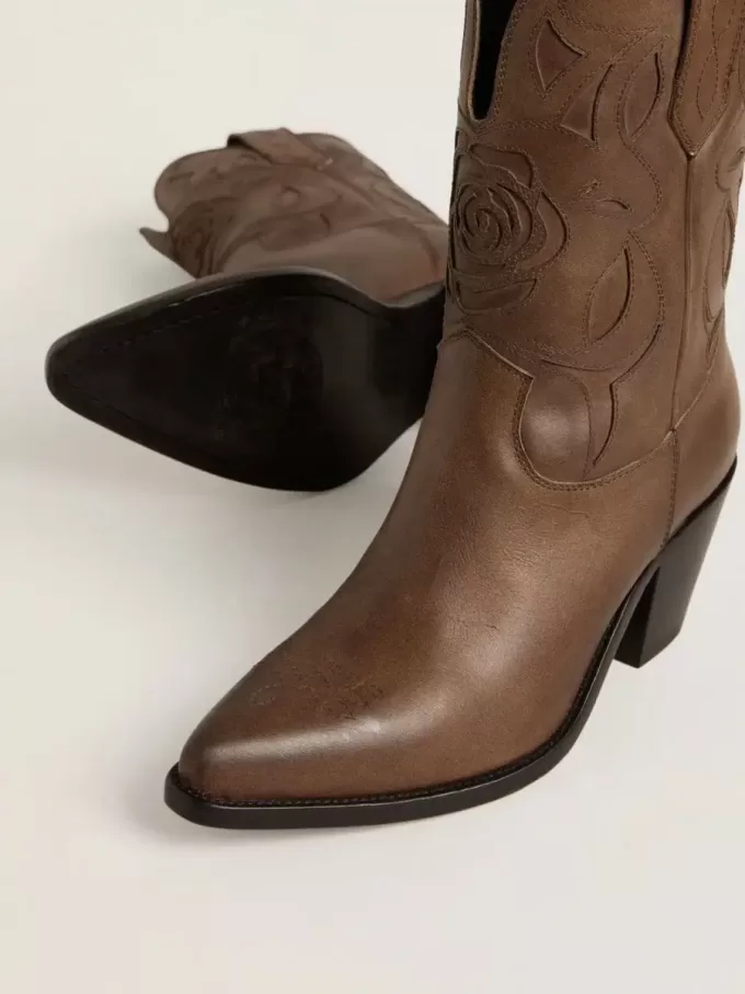 Botas Wish Star en piel gris paloma con detalles de incrustaciones tono sobre tono Botas Wish Star en piel gris paloma con detalles de incrustaciones tono sobre tono