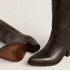 Botas Wish Star en piel marrón oscuro con estrella bordada tono sobre tono Botas Wish Star en piel marrón oscuro con estrella bordada tono sobre tono