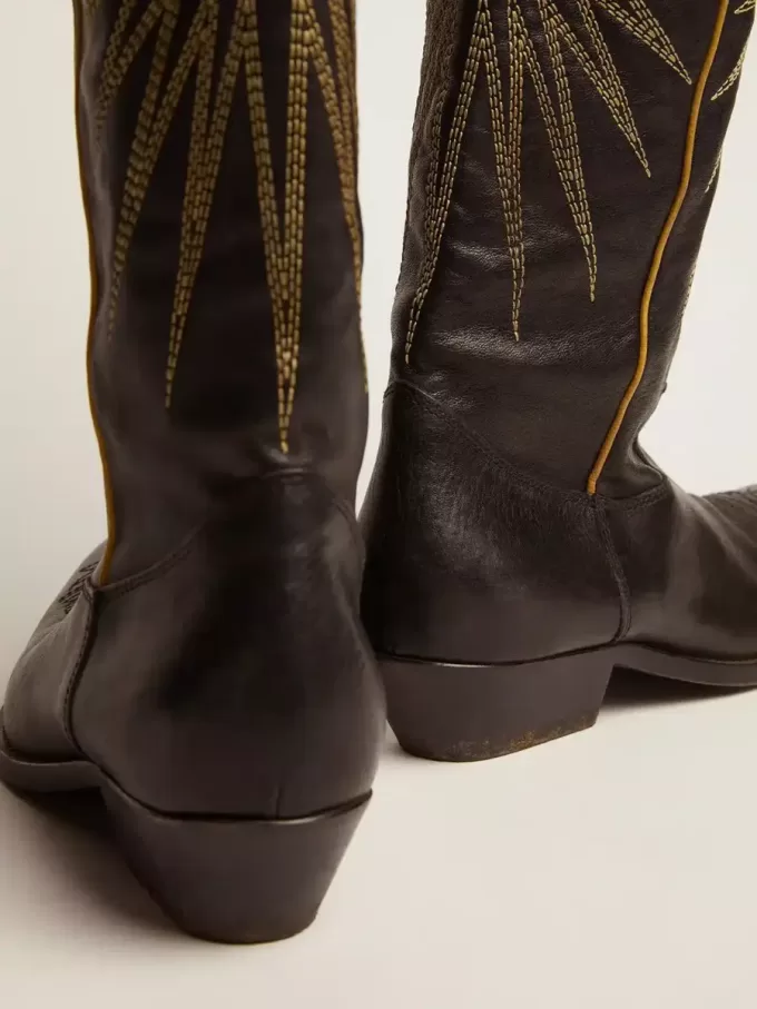 Botas Wish Star para mujer en piel negra con estrella incrustada en piel laminada platino Botas Wish Star para mujer en piel negra con estrella incrustada en piel laminada platino