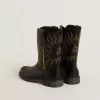 Botas Wish Young de piel negra con bordado de estrella amarilla Botas Wish Young de piel negra con bordado de estrella amarilla