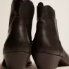 Botines juveniles de piel negra con bordados en color arena. Botines juveniles de piel negra con bordados en color arena.