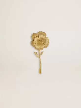 Broche dorado con diseño floral