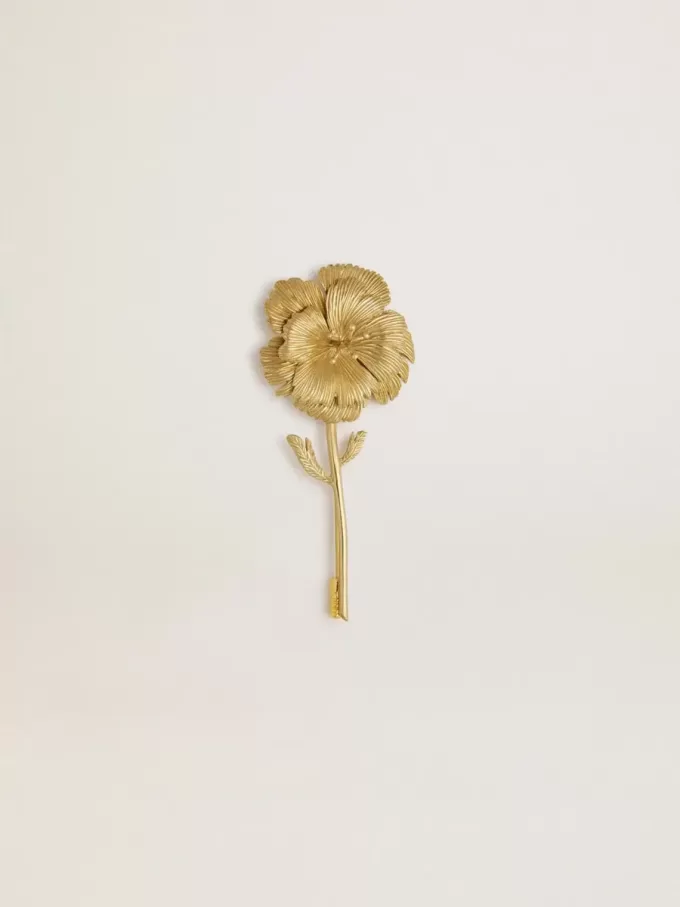 Broche dorado con diseño floral Broche dorado con diseño floral