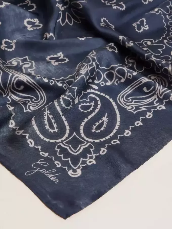 Bufanda Golden Collection azul denim con estampado de cachemira Bufanda Golden Collection azul denim con estampado de cachemira