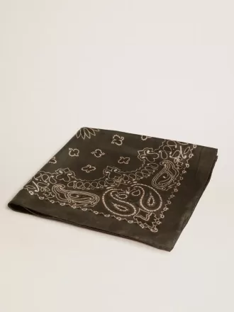 Bufanda verde musgo con estampado de cachemira.