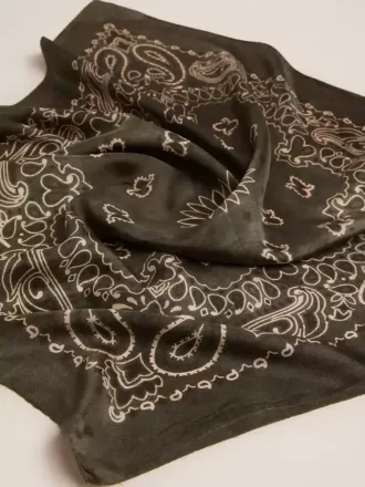 Bufanda verde musgo con estampado de cachemira.