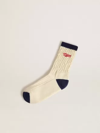 Calcetines acanalados color crema con detalles azul marino y logotipo rojo.