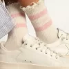 Calcetines blancos con acabado desgastado, logotipo rosa claro y rayas. Calcetines blancos con acabado desgastado, logotipo rosa claro y rayas.