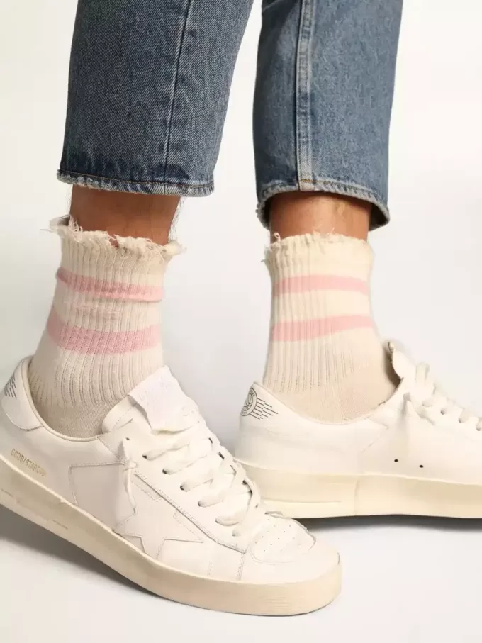 Calcetines blancos con acabado desgastado, logotipo rosa claro y rayas. Calcetines blancos con acabado desgastado, logotipo rosa claro y rayas.