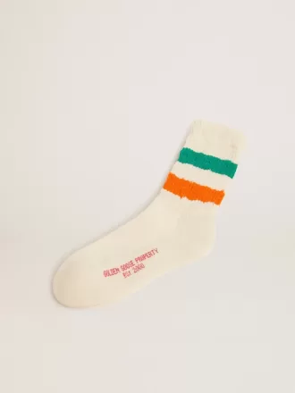 Calcetines blancos con acabado desgastado y rayas verdes y naranjas