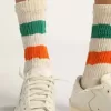 Calcetines blancos con acabado desgastado y rayas verdes y naranjas Calcetines blancos con acabado desgastado y rayas verdes y naranjas