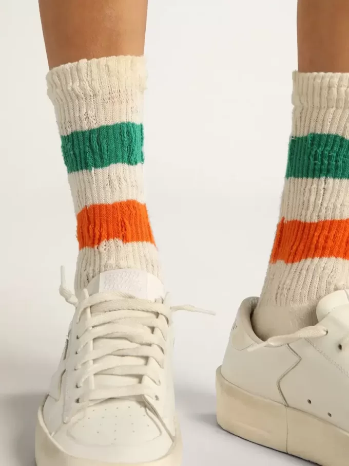 Calcetines blancos con acabado desgastado y rayas verdes y naranjas Calcetines blancos con acabado desgastado y rayas verdes y naranjas