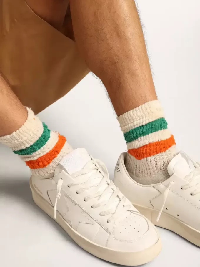 Calcetines blancos con acabado desgastado y rayas verdes y naranjas Calcetines blancos con acabado desgastado y rayas verdes y naranjas
