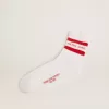 Calcetines blancos con detalles desgastados y rayas rojas Calcetines blancos con detalles desgastados y rayas rojas