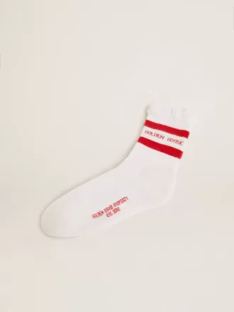 Calcetines blancos con detalles desgastados y rayas rojas