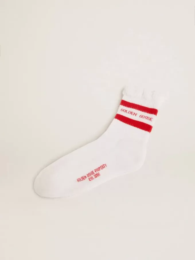 Calcetines blancos con detalles desgastados y rayas rojas Calcetines blancos con detalles desgastados y rayas rojas