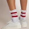 Calcetines blancos con detalles desgastados y rayas rojas Calcetines blancos con detalles desgastados y rayas rojas