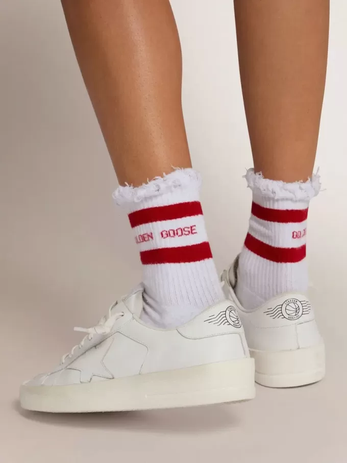 Calcetines blancos con detalles desgastados y rayas rojas Calcetines blancos con detalles desgastados y rayas rojas