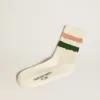 Calcetines blancos desgastados con detalles desgastados y rayas rosas y verdes Calcetines blancos desgastados con detalles desgastados y rayas rosas y verdes