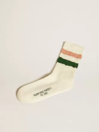 Calcetines blancos desgastados con detalles desgastados y rayas rosas y verdes