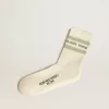 Calcetines blancos desgastados con detalles desgastados y rayas verde salvia. Calcetines blancos desgastados con detalles desgastados y rayas verde salvia.