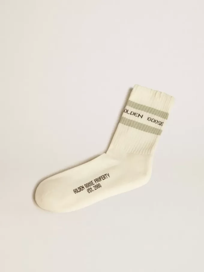 Calcetines blancos desgastados con detalles desgastados y rayas verde salvia. Calcetines blancos desgastados con detalles desgastados y rayas verde salvia.
