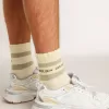 Calcetines blancos desgastados con detalles desgastados y rayas verde salvia. Calcetines blancos desgastados con detalles desgastados y rayas verde salvia.
