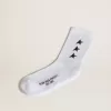 Calcetines blancos desgastados con estrellas negras en contraste Calcetines blancos desgastados con estrellas negras en contraste